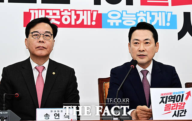 장동혁 국민의힘 대표(가운데)가 23일 오전 서울 여의도 국회에서 열린 최고위원회의에 참석해 모두발언을 하고 있다. /국회=배정한 기자