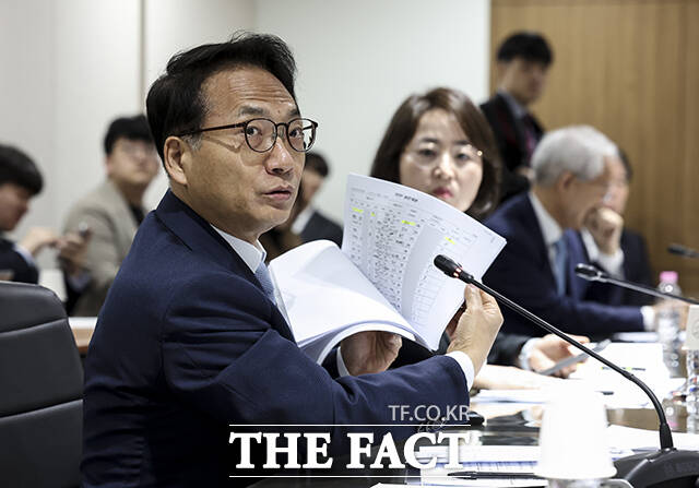 질의하는 박선원 더불어민주당 의원.