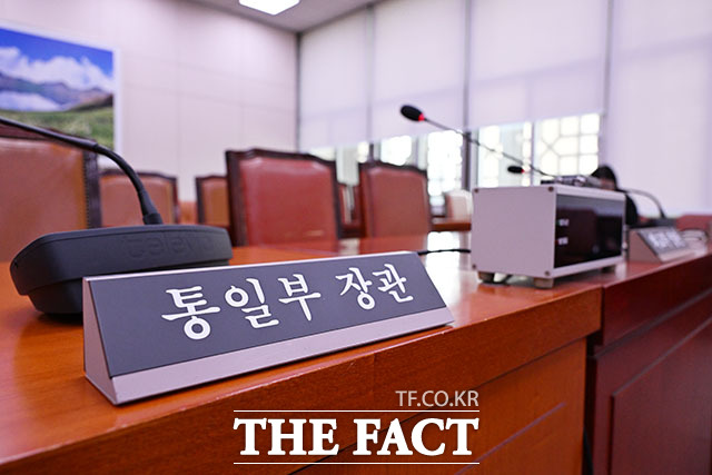 23일 오전 서울 여의도 국회에서 열린 외통위 전체회의가 국민의힘 단독 소집으로 열린 가운데 정동영 통일부 장관과 조현 외교부 장관의 자리가 비어 있다. /국회=서예원 기자