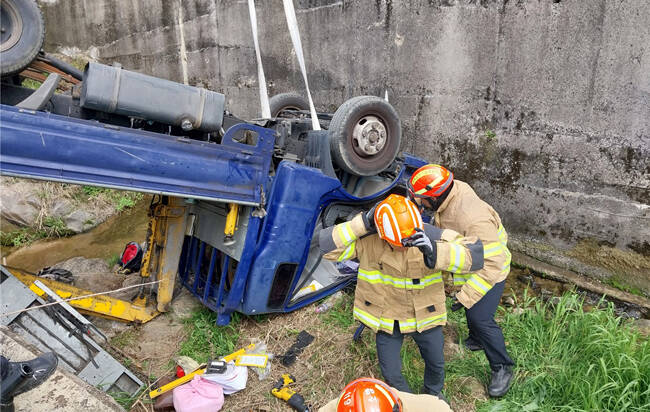 22일 오후 2시 2분 상주시 인평동에서 1톤 트럭이 도랑으로 추락하는 사고가 발생해 운전자가 닥터헬기를 통해 인근 병원으로 긴급 이송됐다. /경북소방본부