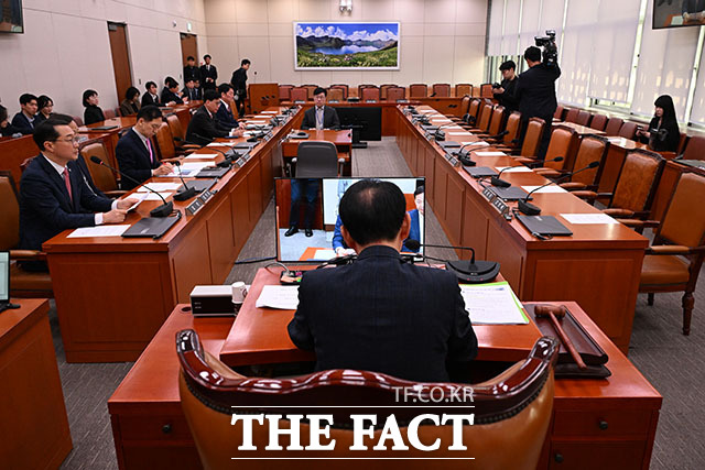 국회 외교통일위원회(외통위) 소속 국민의힘 의원들은 23일 정동영 통일부 장관의 북한 구성 핵시설 관련 발언을 강하게 비판했다. 사진은 이날 서울 여의도 국회에서 열린 외통위 전체회의에 여당 의원석이 비어있는 모습. /국회=서예원 기자