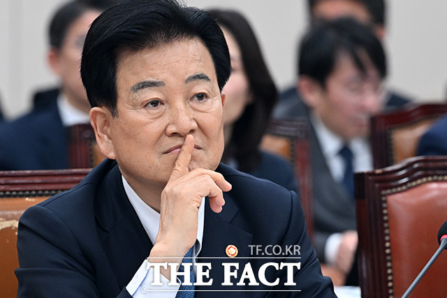 정동영 통일부 장관이 15일 오전 서울 여의도 국회에서 열린 외교통일위원회 전체회의에서 의원 질의를 듣고 있다. /남용희 기자