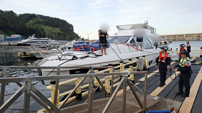 울릉 저동항으로 입항한 러시아 요트. /동해해경