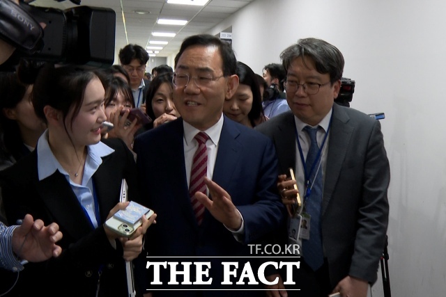 국민의힘 대구시장 후보 공천신청을 했다가 컷오프(배제)된 주호영 국회 부의장이 23일 오후 국회 소통관에서 대구시장 선거 불출마 기자회견을 한 후 기자들의 질문을 거절하고 있다. /국회의사당=김기범 기자