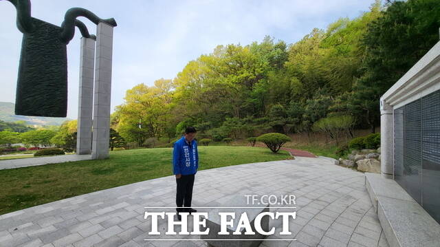 한태선 민주당 천안시장 예비후보가 23일 천안인의 상을 참배하고 있다. /한태선 예비후보 캠프