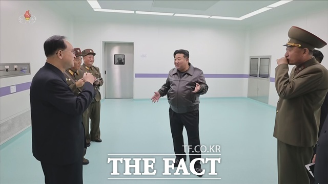 북한이 러시아와 원산갈마해안관광지구에 ‘조로(북러) 친선병원’을 착공하면서 양국 협력이 보건 분야까지 확대되는 양상이다. 사진은 지난해 10월 30일 김정은 국무위원장이 평양시 강동군병원 건설현장을 돌아봤던 모습. /뉴시스, 조선중앙TV 갈무리