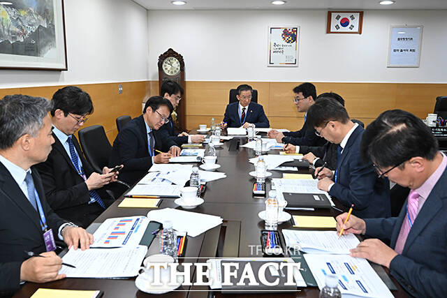 김정도 인천공항출입국·외국인청장의 업무보고 받는 정성호 법무부 장관. /공항사진기자단