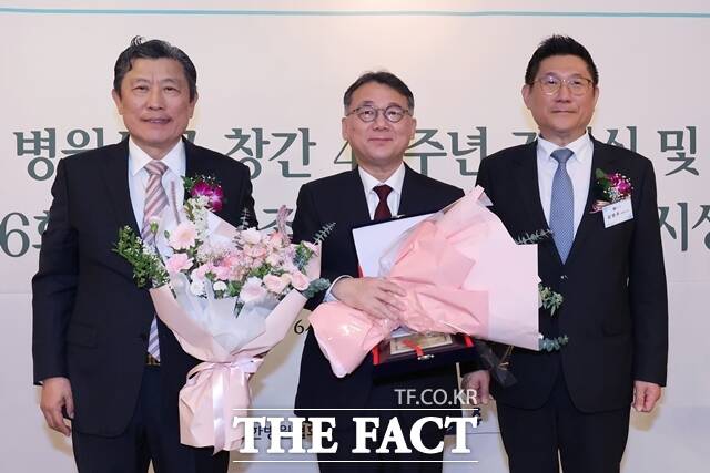 서울아산병원은 임호준 어린이병원장(소아청소년종양혈액과 교수)이 전날 서울 중구 롯데호텔에서 열린 '병원신문 창간 40주년 기념식'에서 제16회 종근당 존경받는 병원인상을 수상했다고 23일 밝혔다. /서울아산병원