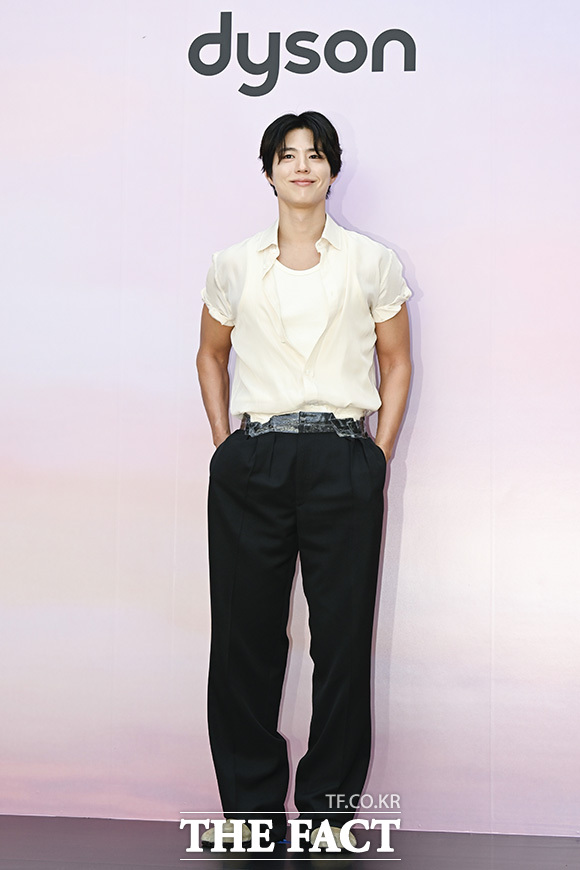 박보검이 포즈를 취하고 있다.