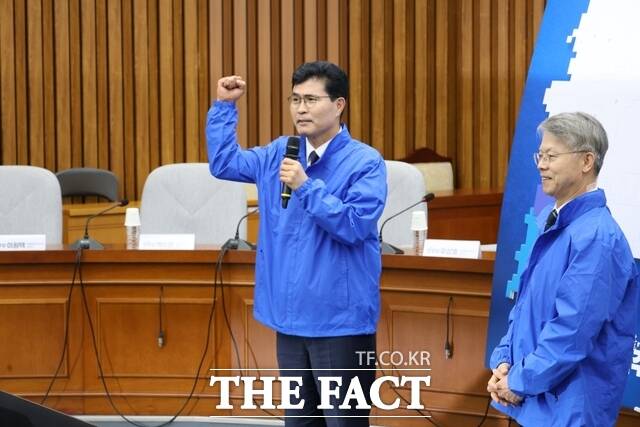 23일 서울 여의도 국회 더불어민주당 광역단체장 후보 연석회의에 참석한 이원택 전북도지사 예비후보가 6·3 지방선거 승리 결의를 다지고 있다. /이원택 의원실