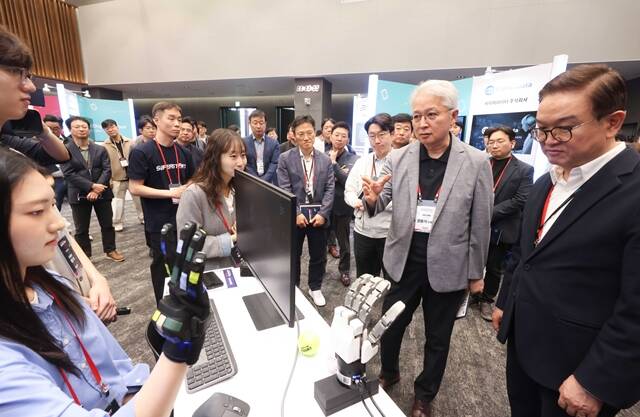 정수헌 LG사이언스파크 대표(오른쪽부터)와 권봉석 ㈜LG COO가 23일 서울 마곡 LG사이언스파크에서 열린 '슈퍼스타트 데이'에 참여해 스타트업의 기술 시연을 살펴보고 있다. /LG그룹