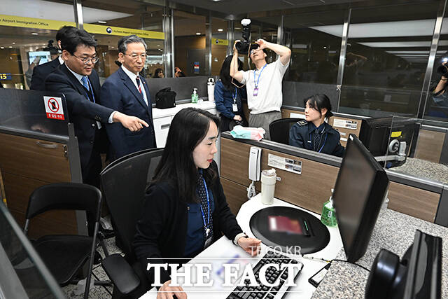 김정도 인천공항출입국·외국인청장의 업무보고 받는 정성호 법무부 장관. /공항사진기자단