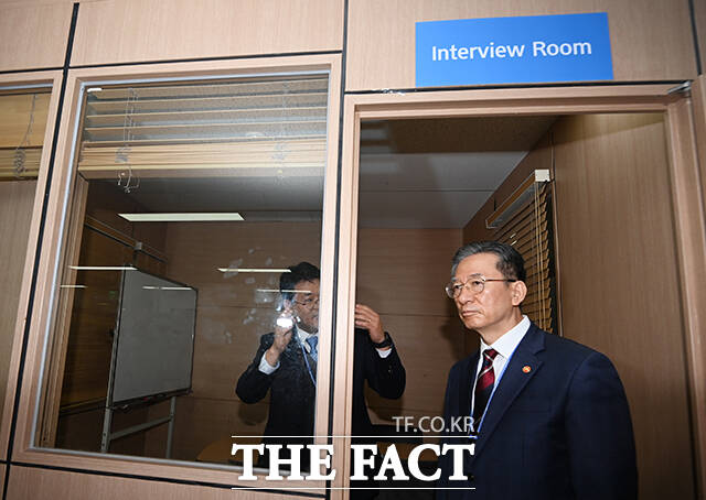 김정도 인천공항출입국·외국인청장의 업무보고 받는 정성호 법무부 장관. /공항사진기자단
