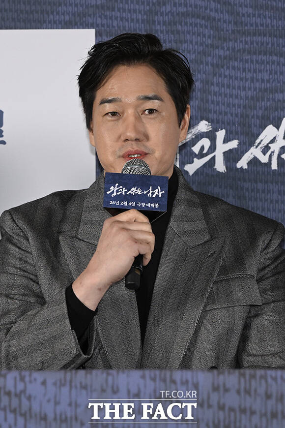 배우 유지태가 영화학도를 지원하기 위해 베이직스㈜와 건국대학교 예술디자인대학 매체연기학과의 산학협력 MOU(업무협약) 체결을 이끌었다. 사진은 지난 1월 메가박스 코엑스에서 열린 영화 '왕과 사는 남자' 언론시사회 및 기자간담회에 참석해 취재진의 질의에 답하고 있는 모습. /송호영 기자