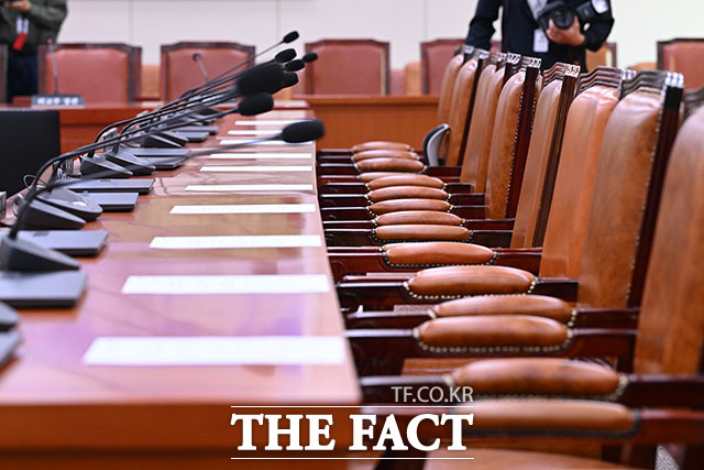 23일 오전 서울 여의도 국회에서 열린 외통위 전체회의가 국민의힘 단독 소집으로 열린 가운데 정동영 통일부 장관과 조현 외교부 장관의 자리가 비어 있다. /국회=서예원 기자