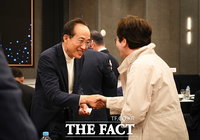 추경호 국민의힘 대구시장 경선후보가 22일 그랜드호텔에서 대구경영자총협회 주최 조찬세미나에 참석해 참석자와 악수하고 있다. /추경호 캠프