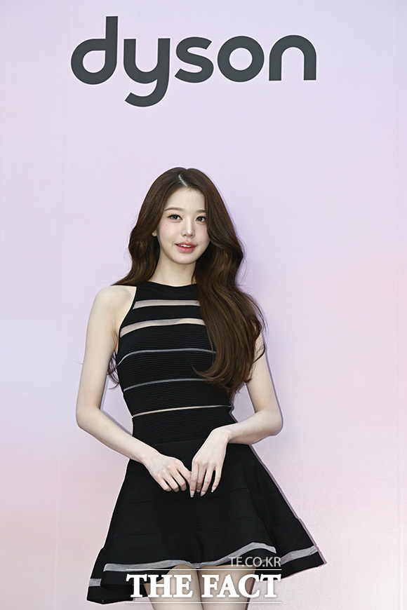 장원영이 윙크를 하고 있다.