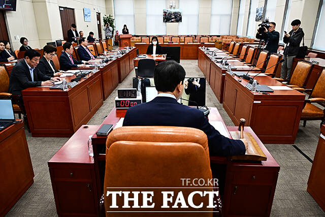 성일종 국방위원장이 23일 오전 서울 여의도 국회에서 열린 국방위원회 전체회의에 참석해 안건을 상정하고 있다. /국회=배정한 기자