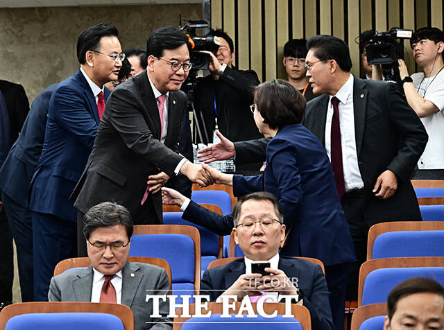 송언석 국민의힘 원내대표가 23일 오후 서울 여의도 국회에서 열린 의원총회에 참석해 모두발언을 하고 있다. /국회=배정한 기자