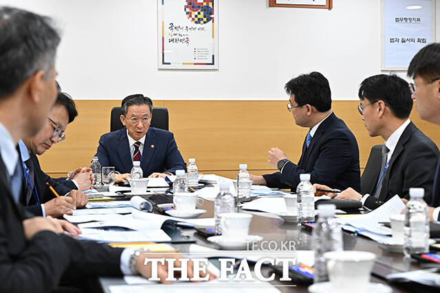 김정도 인천공항출입국·외국인청장의 업무보고 받는 정성호 법무부 장관. /공항사진기자단