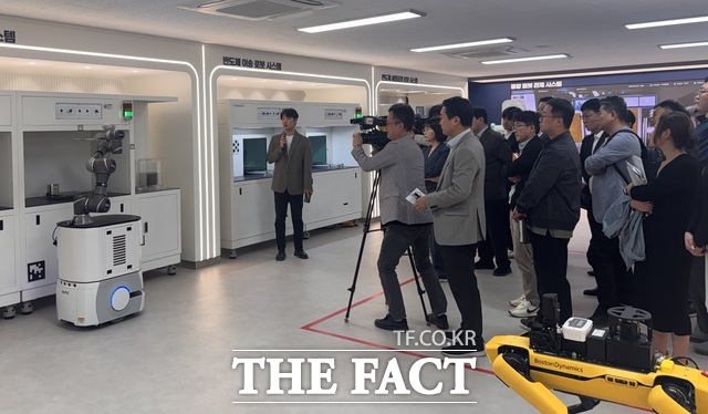 금오테크노밸리에는 반도체 공정에 특화된 이송 로봇 테스트 공간이 구축됐고, 구미국가산단 공동물류센터에는 실내·외 물류 실증 환경이 마련됐다. /구미시