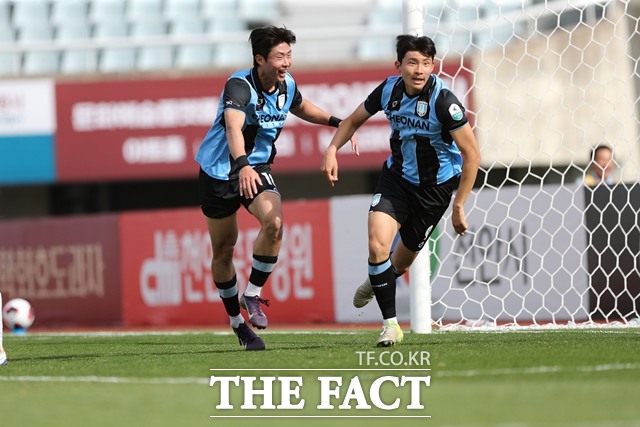 5경기 연속 무패행진을 펼치고 있는 천안의 이준호와 안창민./K리그