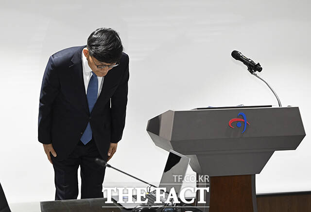 현황 보고에 앞서 인사하는 정상우 감사원 사무총장.