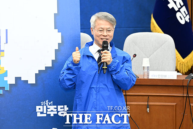 포즈 취하는 민형배 전남광주통합 특별시장 후보.