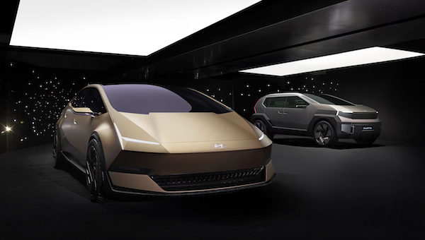 현대차는 오는 24일(현지시간) 개막하는 2026 베이징 국제 모터쇼에 앞서 지난 7일부터 10일까지 중국 현대 모터스튜디오 베이징에서 '아이오닉' 브랜드 론칭 행사를 열고 중국 소비자 취향에 맞춰 설계한 세단형 콘셉트카 '비너스'(왼쪽)와 SUV 콘셉트카 '어스'(오른쪽)를 공개했다. /현대차