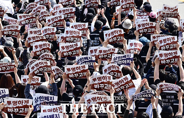 최승호 삼성전자 초기업노조 위원장(가운데) 23일 오후 경기 삼성전자 평택캠퍼스 앞에서 열린 '4.23 투쟁 결의대회'에 참석해 크레인 위에서 발언을 하고 있다. /평택=임영무 기자