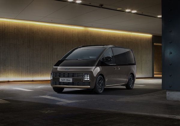 더 뉴 스타리아 리무진 하이브리드 트와일라잇 호라이즌 투톤 외장. /현대차