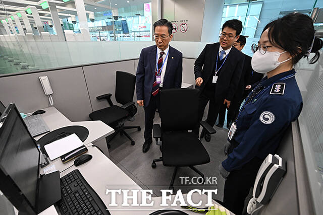 김정도 인천공항출입국·외국인청장의 업무보고 받는 정성호 법무부 장관. /공항사진기자단