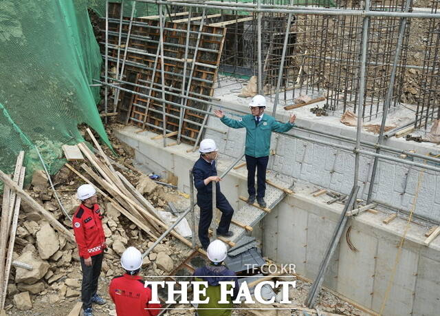 김석필 천안시장 권한대행 부시장이 23일 광덕리 산사태 복구 공사 등 재해복구 사업장을 찾아 우기 대비 안전대책을 점검하고 있다. /천안시