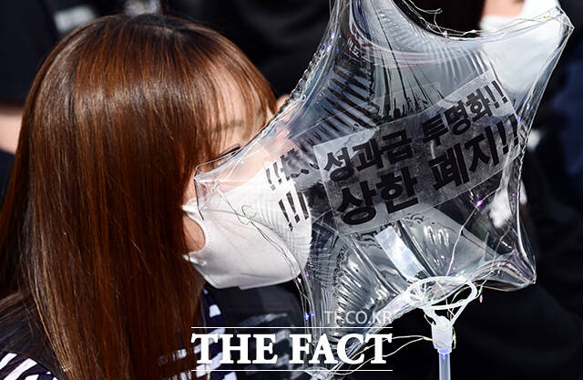 최승호 삼성전자 초기업노조 위원장(가운데) 23일 오후 경기 삼성전자 평택캠퍼스 앞에서 열린 '4.23 투쟁 결의대회'에 참석해 크레인 위에서 발언을 하고 있다. /평택=임영무 기자