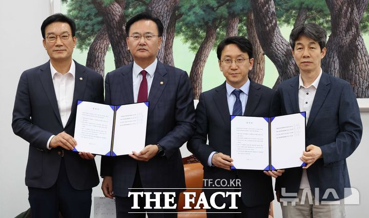 국회 정개특위 여야 의원들이 지난 17일 서울 여의도 국회 운영위원장실에서 6·3 지방선거 관련 여야 합의문을 들고 기념 촬영을 하고 있다. 왼쪽부터 서일준 국회 정개특위 국민의힘 간사, 유상범 원내운영수석부대표, 천준호 원내운영수석부대표, 윤건영 정개특위 더불어민주당 간사. /뉴시스