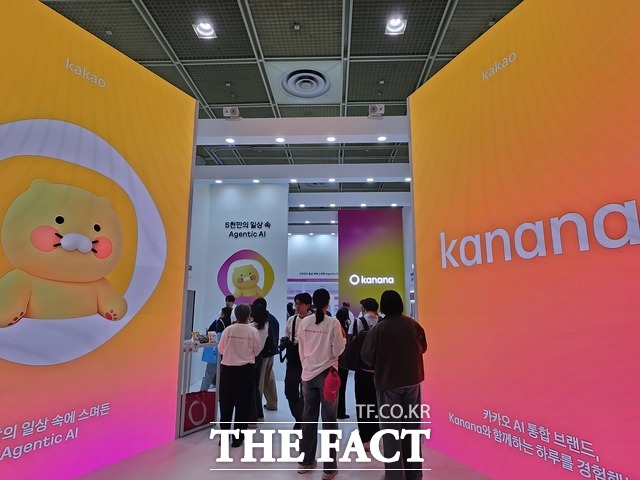 카카오는 최근 카카오톡에서 '카나나 검색'을 베타 서비스를 개시했다. 사진은 카카오가 지난 22일 개막한 월드IT쇼에 참가해 통합 AI 브랜드 '카나나'를 중심으로 한 AI 에이전트 서비스를 공개한 모습이다. /최문정 기자
