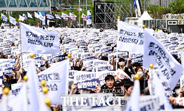 최승호 삼성전자 초기업노조 위원장(가운데) 23일 오후 경기 삼성전자 평택캠퍼스 앞에서 열린 '4.23 투쟁 결의대회'에 참석해 크레인 위에서 발언을 하고 있다. /평택=임영무 기자