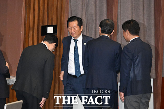 우원식 국회의장이 23일 오후 서울 여의도 국회에서 열린 제 434회국회(임시회) 7차 본회의에서 의사봉을 두드리고 있다. /국회=서예원 기자