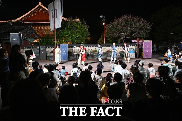 진주성의 역사 이야기를 공연과 함께 체험할 수 있는 나이트워킹 투어 모습. /진주시