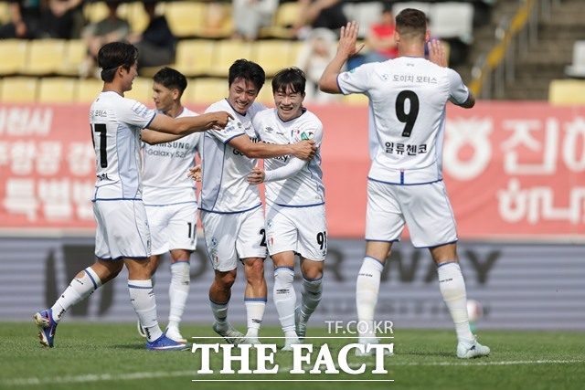 선두 부산을 상대로 반전을 노리는 수원삼성 선수들./K리그