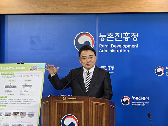 김병석 농촌진흥청 국립식량과학원장이 23일 정부세종청사 농림축산식품부 기자실에서 논 관리 방식에 스마트 정밀 농업을 접목한 ‘저탄소 벼 재배 기술’에 대해 브리핑하고 있다./농촌진흥청