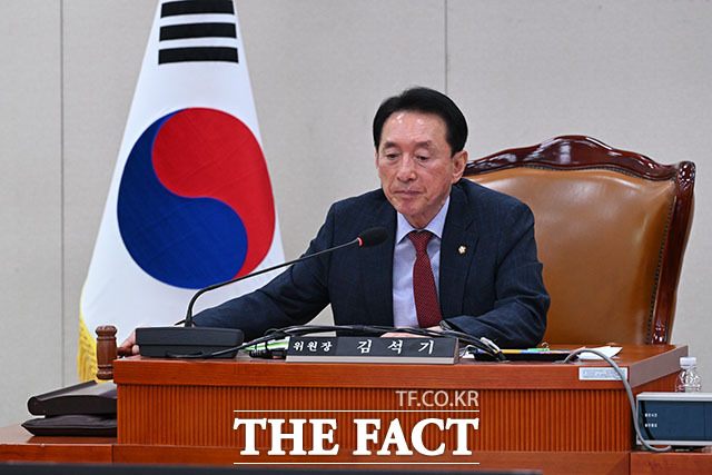 23일 오전 서울 여의도 국회에서 열린 외통위 전체회의가 국민의힘 단독 소집으로 열린 가운데 정동영 통일부 장관과 조현 외교부 장관의 자리가 비어 있다. /국회=서예원 기자