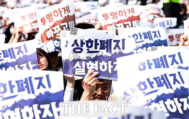 최승호 삼성전자 초기업노조 위원장(가운데) 23일 오후 경기 삼성전자 평택캠퍼스 앞에서 열린 '4.23 투쟁 결의대회'에 참석해 크레인 위에서 발언을 하고 있다. /평택=임영무 기자