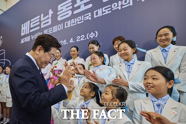 베트남을 국빈방문 중인 이재명 대통령과 영부인 김혜경 여사는 23일(현지시간) 저녁 하노이 호안끼엠 호수 인근 구시가지를 깜짝 방문해 베트남 국민들과 소통의 시간을 보냈다 이 대통령이 22일 하노이의 한 호텔에서 열린 동포 오찬간담회에서 아이들과 인사를 나누고 있다. /청와대