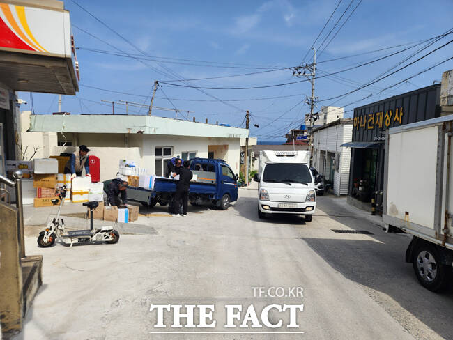 좁은 골목에 사용하지 않는 사무실이 방치돼 차량 통행이 어려워 보인다. /독자 제공
