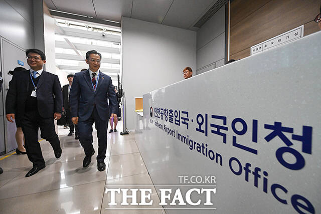 김정도 인천공항출입국·외국인청장의 업무보고 받는 정성호 법무부 장관. /공항사진기자단