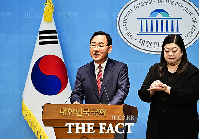 주호영 국회부의장이 23일 오후 서울 여의도 국회 소통관에서 기자회견을 열고 대구시장 출마와 관련된 발언을 하고 있다. /국회=배정한 기자
