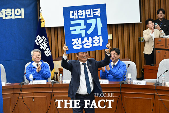 '마지막 퍼즐' 들어 올리는 정청래 대표.