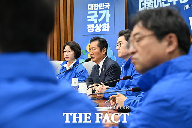 정청래 더불어민주당 대표가 모두 발언을 하고 있다.