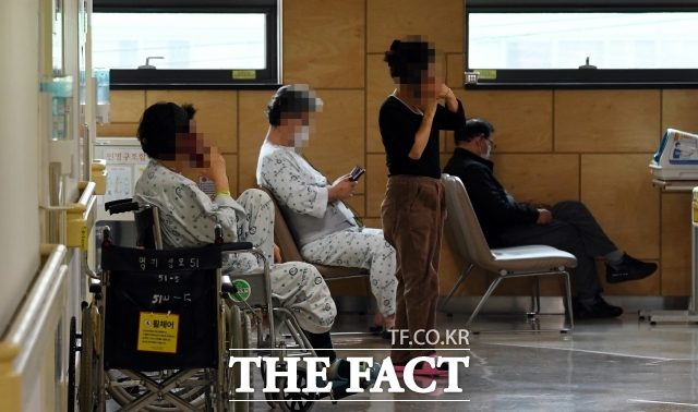 2024년 3월 11일 오후 서울 영등포구의 한 종합병원에 환자들이 진료를 기다리고 있다. /임영무 기자